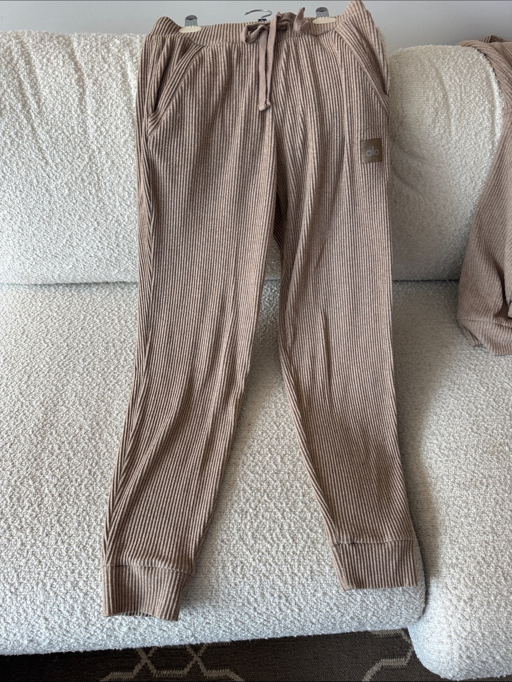 ALO Yoga Womens Muse Ribbed Drawstring Joggers in Gravel